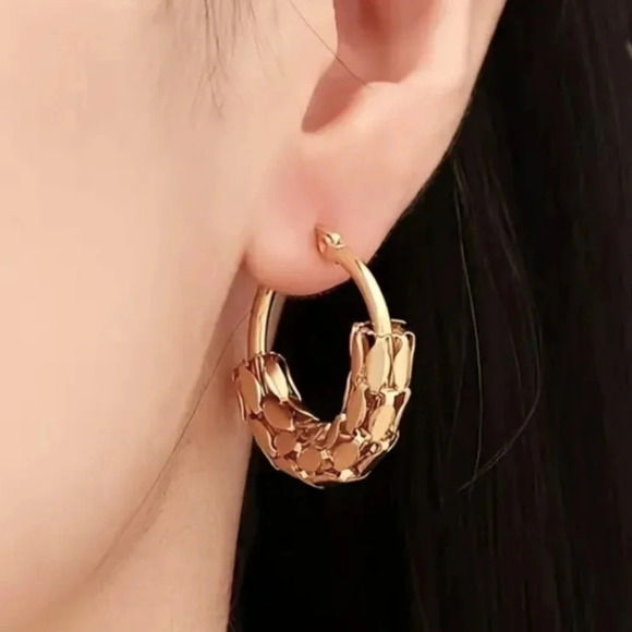 ๐๏ธ18K Gold Plated Stainless Steel Textured Hoop Earringsโจ Statement Jewelry - Picture 4 of 12